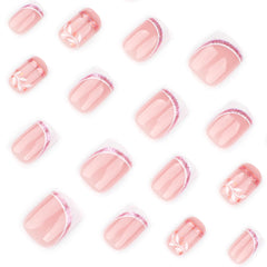 Uñas cortas cuadradas con líneas moradas y doradas, estilo moderno.