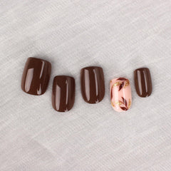 Uñas postizas Stbisen con acabado gel suave y hojas doradas para un aspecto elegante.
