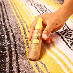 Sun Bum spray capilar en acción, aplicación rápida.