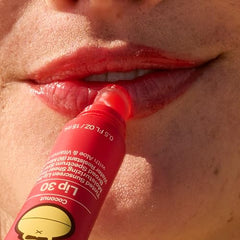 Sun Bum protección solar SPF 30 en bálsamo labial con coco para días de playa.