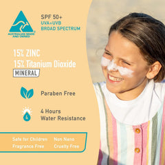 Sun Zapper Zinc Oxide Stick en mejillas: aplicación precisa para una cobertura uniforme.
