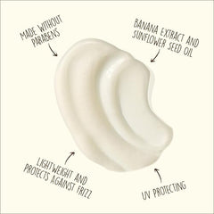 Sun Bum crema secado al aire, enfoque en la textura natural del cabello.