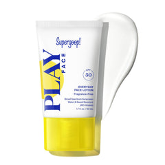 Botella de Supergoop! PLAY SPF50 para uso diario y acabado natural.
