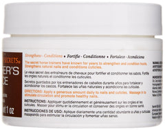 Aplicación de crema SuperNail en cutículas, suaviza y nutre durante la rutina de manos.