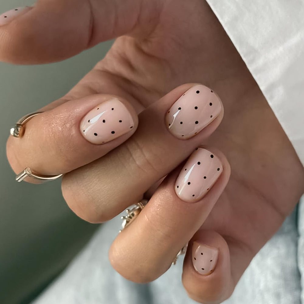 SYPAFG Uñas postizas cuadradas con puntos negros, ideal para un look divertido y rápido.