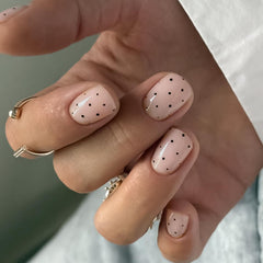 SYPAFG Uñas postizas cuadradas con puntos negros, ideal para un look divertido y rápido.