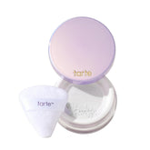 Tarte Creaseless Polvo Suelto con puff para aplicación precisa y uniforme.