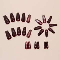 Uñas vino rojo con diseño floral y rayas para elegancia