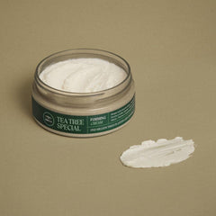 Tea Tree Forming Cream texture on hair reveals natural shine and light feel.