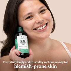 Textura mate del lavado facial Tea Tree de The Body Shop.