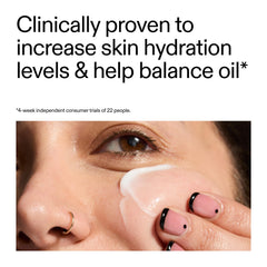 Aplicación de la Omega Water Cream en rostro para hidratación sin grasa.