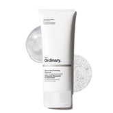 The Ordinary Glucoside Foaming Cleanser, botella visible, limpieza suave para piel sensible.