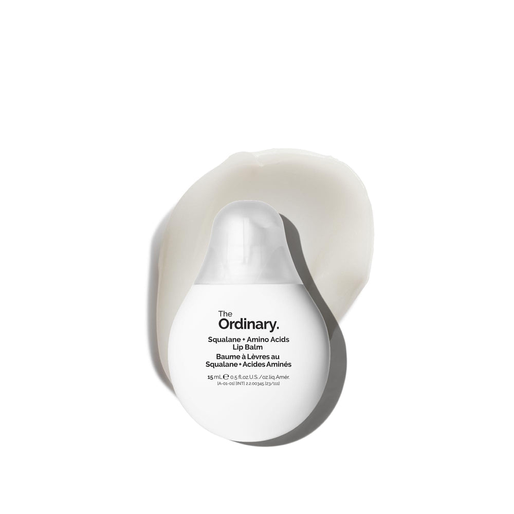 The Ordinary bálsamo labial con esqualano y aminoácidos para labios hidratados.