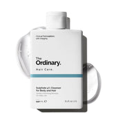 The Ordinary Sulphate 4% Cleanser: botella vertiendo, limpieza suave para pelo y piel.