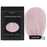 Guante exfoliante THURLADY rosa muestra su textura para remover piel muerta.