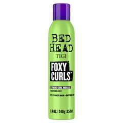 Bed Head Foxy Curls Mousse, envase de 8.4 oz, define rizos con suavidad y brillo.
