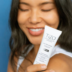 Texture swirl of TIZO AM Replenish demonstrates creamy mineral sunscreen blending easily.