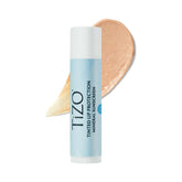 Protección labial de TIZO SPF 45 con color ligero para uso diario.