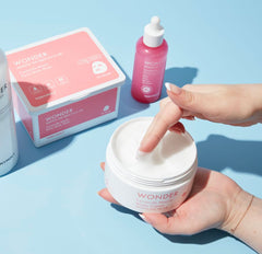Ceramidas fortalecen la barrera cutánea con TONYMOLY Wonder Ceramide Mochi Crema.
