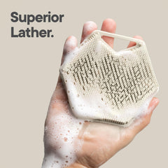 TOOLETRIES exfoliador corporal 2.0 ofrece abundante espuma para una limpieza suave.