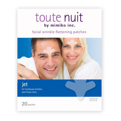 Parche de Toute Nuit colocado en entrecejo para reducir arrugas visibles.