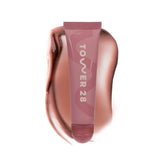 Tower 28 LipSoftie con aplicador domo para una aplicación suave y uniforme.