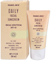 Protector solar facial diario de Trader Joe's, aplicación suave para piel protegida y luminosa.