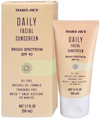 Protector solar facial diario de Trader Joe's, aplicación suave para piel protegida y luminosa.
