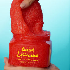 Tree Hut Lychee Kiss Scrub extracto de mandarina exfolia suavemente para piel suave.