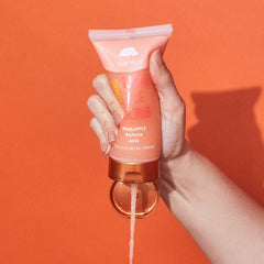 Tree Hut Piña y Papaya Exfoliante Facial exfolia suavemente con enzimas naturales.