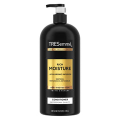Acondicionador Rich Moisture de TRESemmé con dispensador, hidrata y desenreda el cabello seco.