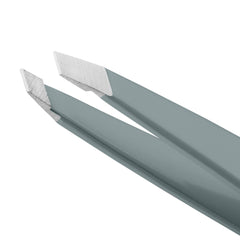 Tweezerman 25 degree Slant Tip angle enables precise work along the brow bone
