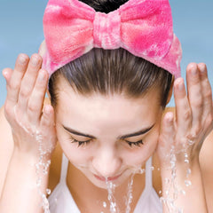 UMIKU banda de cabeza spa con lazo, suave felpa de coral para comodidad al aplicar mascarillas faciales.