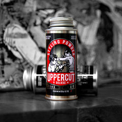 UPPERCUT DELUXE polvo texturizante aplicado entre manos para volumen y textura