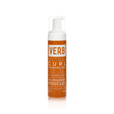 VERB Curl Foaming Gel en botella; definición suave para rizos con fijación ligera.