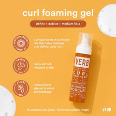 Control de encrespamiento ligero con VERB Curl Foaming Gel en cabello rizado.