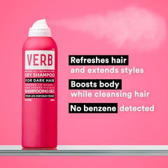 VERB Dry Shampoo Dark rociando en raíces para volumen inmediato.