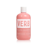 VERB Champú de Volumen, botella visible, limpia suavemente y aporta cuerpo al cabello fino.