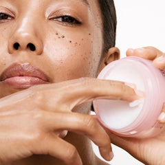 Versed Day Dissolve: masaje inicial para transformar el bálsamo en leche suave.