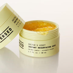 Versed Doctor’s Visit: aplicación de mascarilla exfoliante con textura suave.