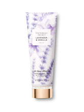 Loción corporal de Victoria's Secret Lavanda y Vainilla, botella visible para uso diario