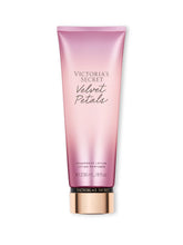 Velvet Petals de Victoria's Secret, loción corporal en botella, hidrata y perfuma todo el día.