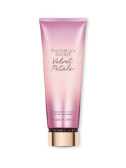 Velvet Petals de Victoria's Secret, loción corporal en botella, hidrata y perfuma todo el día.
