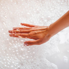 Village Naturals Bath Shoppe-petalos-jazmín en baño experiencia sensorial
