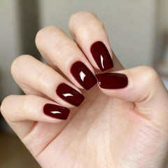 Vishine Gelpolish UV LED curing scene demonstrates quick, durable manicure.