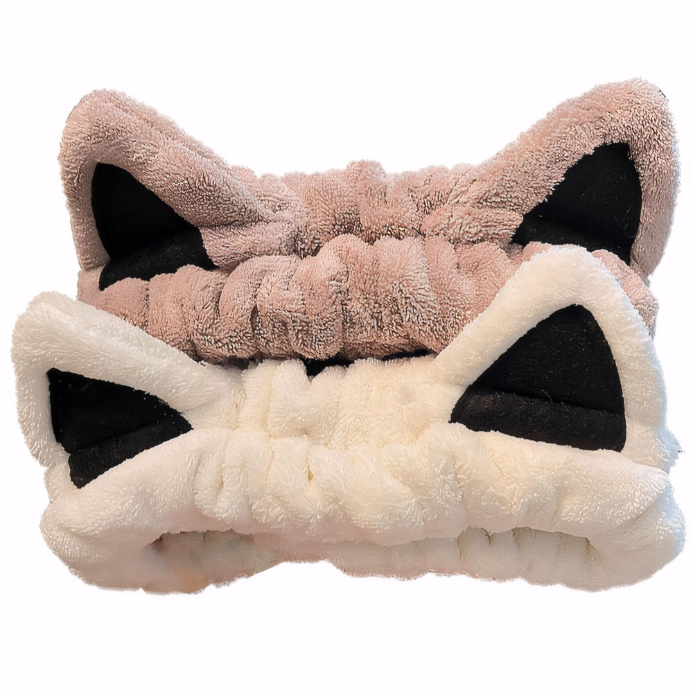 Banda Waliah orejas de gato beige mantiene el cabello recogido durante la limpieza facial.