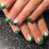 Uñas postizas WBRRFJJ para San Patricio cuadradas con trébol blanco y brillo.