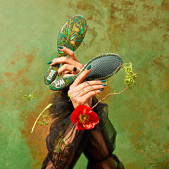 Wet Brush Elphaba kit bow adds playful styling while protecting hair.