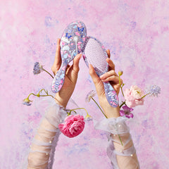 Glinda kit packaging with detangler brush and two barrettes for styling