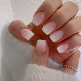 XCREANDO uñas postizas rosa degradado en formato corto cuadrado para looks diarios